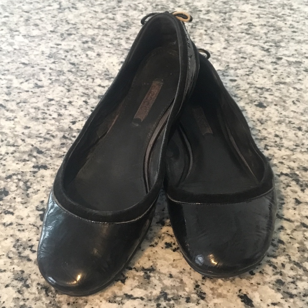 Black Ecco Flats
